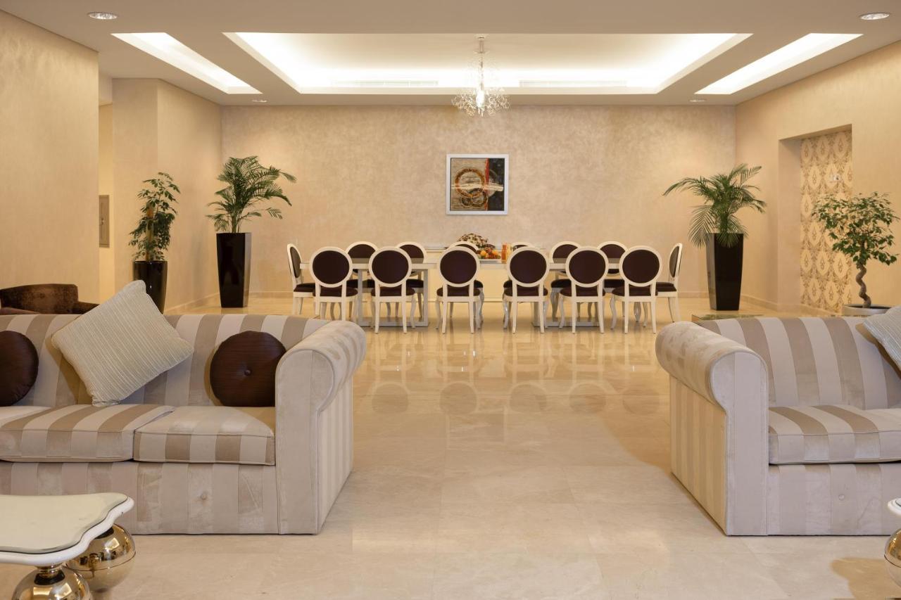 Crowne Plaza Riyadh - Rdc Hotel & Convention By Ihg Eksteriør bilde The interior of the hotel