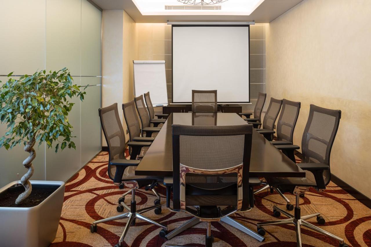 Crowne Plaza Riyadh - Rdc Hotel & Convention By Ihg Eksteriør bilde A meeting room