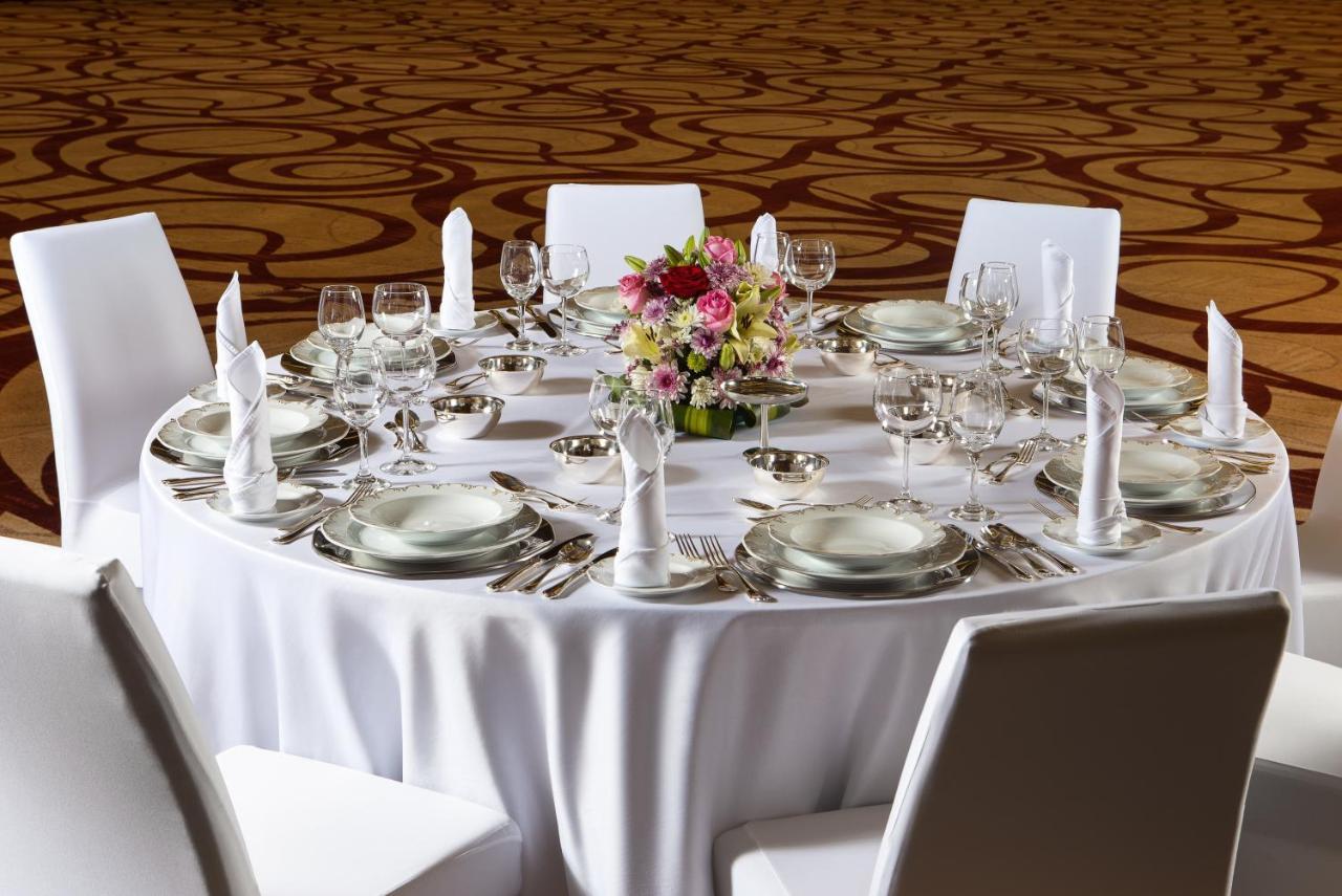 Crowne Plaza Riyadh - Rdc Hotel & Convention By Ihg Eksteriør bilde A table set for a formal dinner