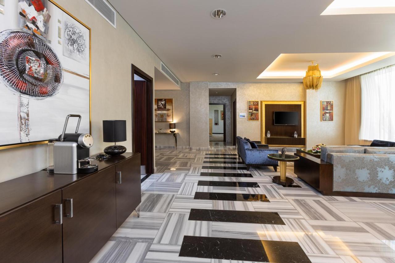 Crowne Plaza Riyadh - Rdc Hotel & Convention By Ihg Eksteriør bilde A suite at the hotel